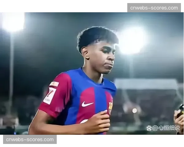 场边花絮：巴萨小将拉明-亚马尔热身时，看台小球迷高举其名字海报