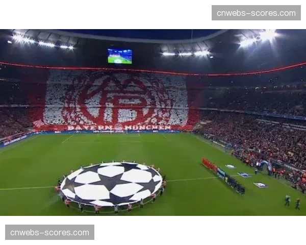 现场镜头：拜仁球迷在北看台展示巨型TIFO声援球队